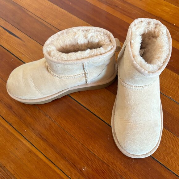 UGG Like New Size 3 Low Boots - Picture 3 of 5